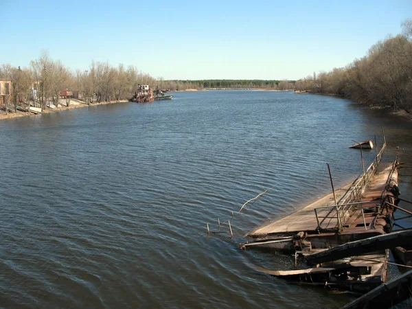 Batık feribotlu Çernobil Nehri