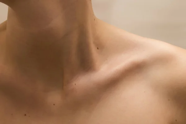 Clavicules et cou féminins avec des grains de beauté sur la peau — Photo