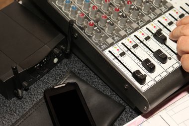 İnsan eli ölçeği, masaüstündeki yönlendirici ve akıllı telefonun yanındaki dijital ses çalışma istasyonuna ayarlar.