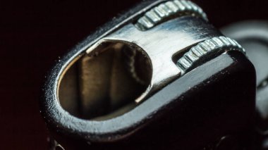 Çakmağın makro fotoğrafçılığı, ateşin geldiği yerdeki kıvılcımları ve delikleri çıkarmak için tekerleğin parçaları.