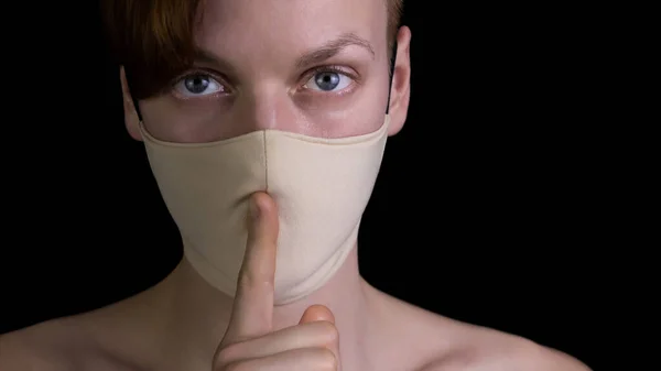 Retrato Mujer Joven Máscara Protectora Que Muestra Silencio Gesto Sobre — Foto de Stock