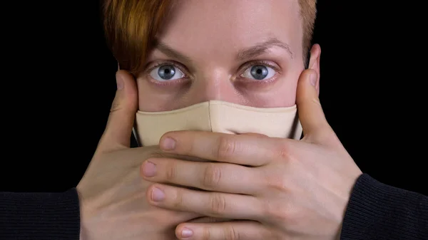 Retrato Una Joven Sorprendida Con Una Máscara Protectora Cierra Boca — Foto de Stock