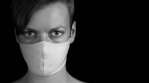 Svart Och Vitt Porträtt Flickas Ansikte Skyddande Mask Svart Bakgrund — Stockfoto