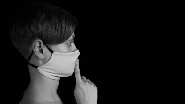 Portret Jonge Vrouw Met Beschermende Masker Tonen Gebaar Stilte Zwarte — Stockfoto