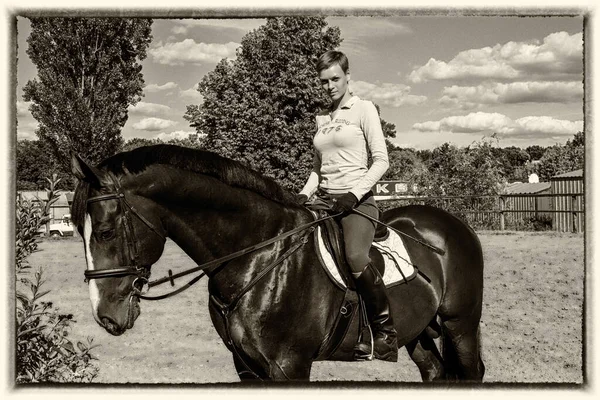 Sportswoman Montando Cavalo Preto Que Montado Campo Esportes — Fotografia de Stock
