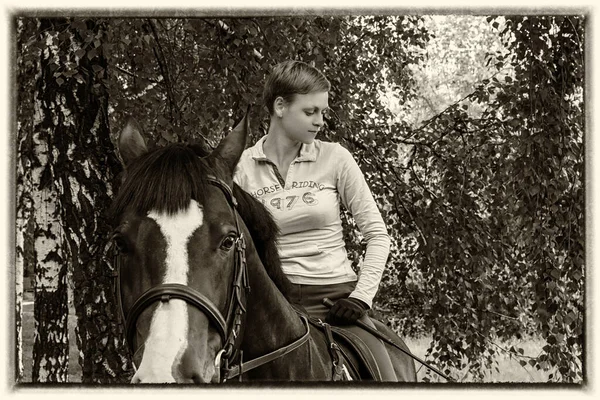 Sportvrouw Paardrijden Een Donker Paard Met Witte Markeringen Snuit Close — Stockfoto
