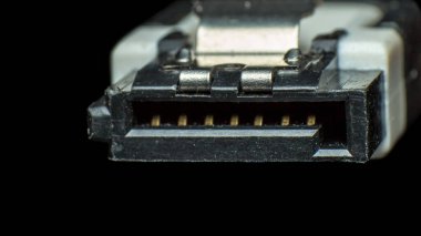 Sabit disk bağlantısı siyah bir arkaplanda izole edildi, kablo ile marka eklentileri