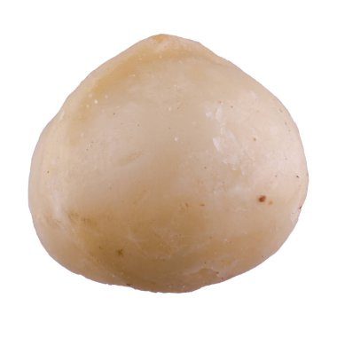 Tek bir çiğ macadashia fındığı beyaz arka planda izole edilmiş, yakın plan, detaylı fındık dokusu, makro fotoğraf