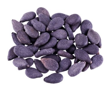 Siyah susam tohumları bir yığın halinde katlanmış ve beyaz zemin üzerinde izole edilmiş, çekirdek dokusuyla makro fotoğraf