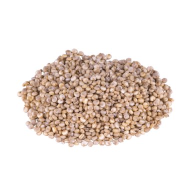 Kinoa tohumları bir demet halinde istiflenmiş ve beyaz arka planda izole edilmiş, çekirdek desenli makro fotoğraf