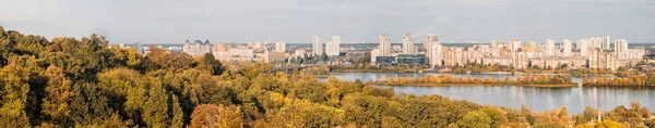 乌克兰基辅 秋天俯瞰第聂伯河 第聂伯河和河岸上各种建筑物的全景 — 图库照片