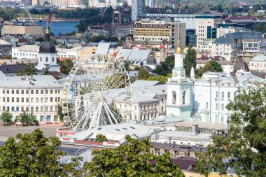 Kiev, Ukrayna, eski şehrin panoramik manzarası, dönme dolap, eski tarihi binalar ve kilise, turizm ve gezici vizyonu