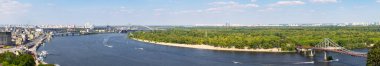 Kiev, Ukrayna, Dinyeper seti manzarası, şehrin bir kısmı, Dinyeper nehri ve üzerine köprüler, açık hava, yaz.
