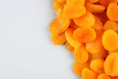 Kasede kurutulmuş kayısı.