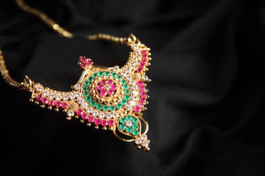 Değerli taşlar ile Hint geleneksel altın kolye