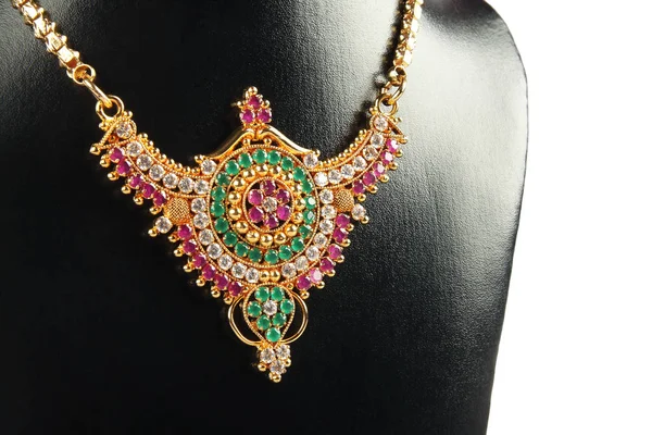 Traditionelle Indische Goldkette Mit Edelsteinen — Stockfoto