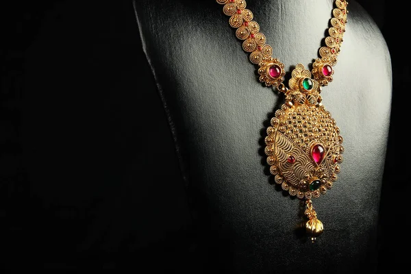 Indické Tradiční Zlatý Náhrdelník Drahokamy — Stock fotografie