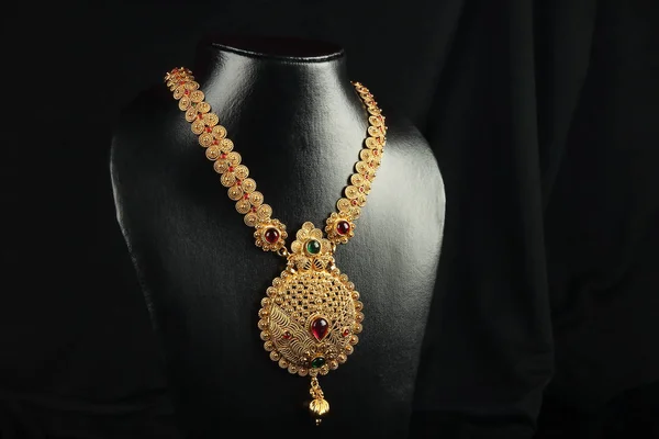 Индийское Традиционное Золотое Ожерелье Драгоценными Камнями — стоковое фото