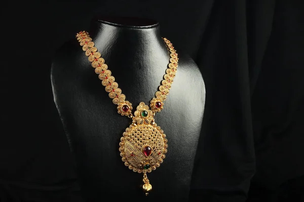 Collier Traditionnel Indien Avec Pierres Précieuses — Photo