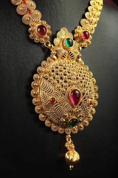 Индийское Традиционное Золотое Ожерелье Драгоценными Камнями — стоковое фото