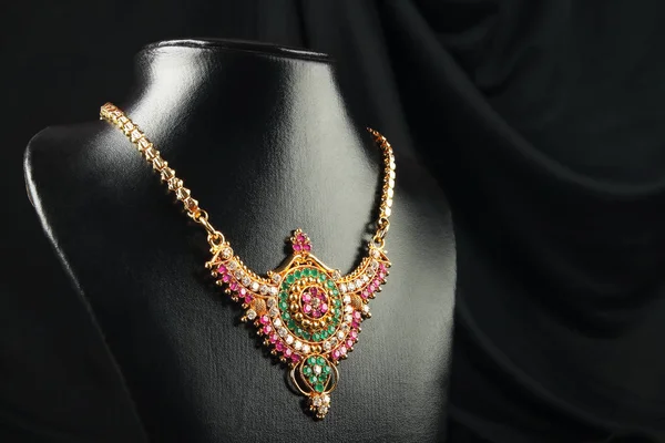 Collier Traditionnel Indien Avec Pierres Précieuses — Photo