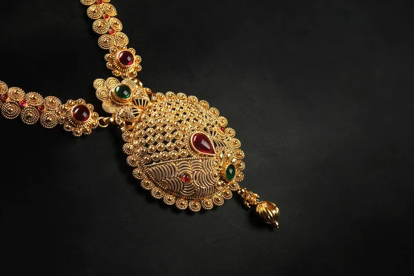 Traditionelle Indische Goldkette Mit Edelsteinen — Stockfoto