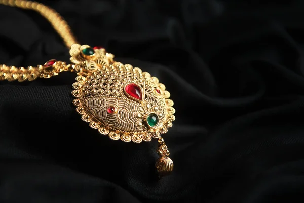 Ινδικό Παραδοσιακό Χρυσό Κολιέ Ημιπολύτιμους Λίθους — Φωτογραφία Αρχείου