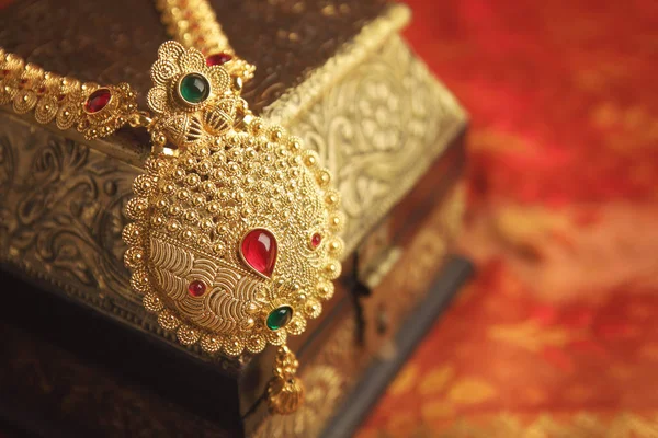 Collar Oro Tradicional Indio Con Piedras Preciosas —  Fotos de Stock