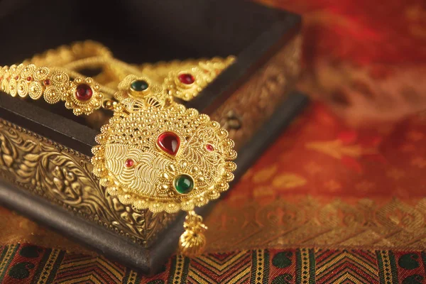 Traditionelle Indische Goldkette Mit Edelsteinen — Stockfoto