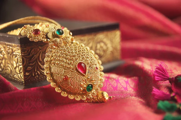 Indiano Collana Tradizionale Oro Con Pietre Preziose — Foto Stock