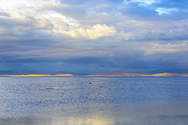 カイラッシュ山と美しい聖マナサロバー湖 — ストック写真