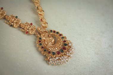 Lakshmi kolye ile Hint geleneksel altın kolye