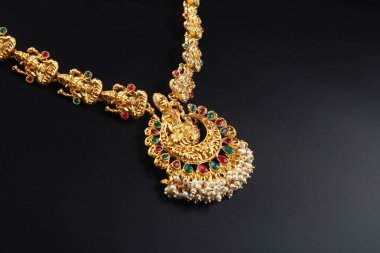 Lakshmi kolye ile Hint geleneksel altın kolye
