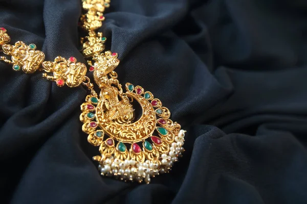 Traditionelle Indische Goldkette Mit Lakshmi Anhänger — Stockfoto