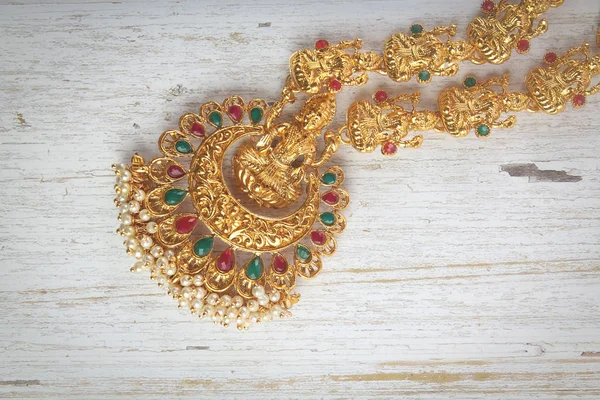 インドの伝統的なゴールドネックレス とラクシュミペンダント — ストック写真