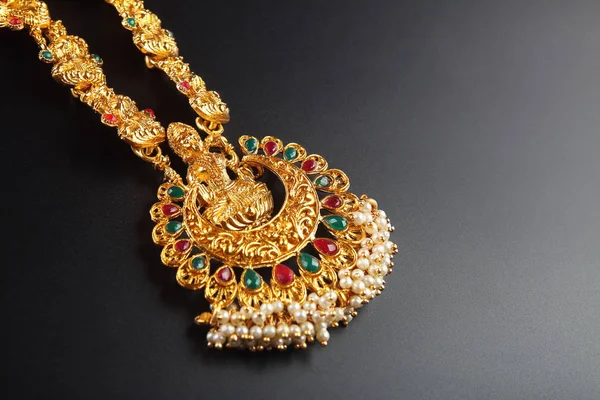 Traditionelle Indische Goldkette Mit Lakshmi Anhänger — Stockfoto