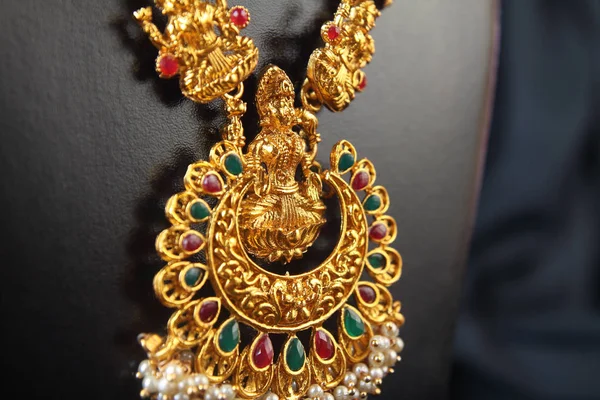 Collier Traditionnel Indien Avec Pendentif Lakshmi — Photo