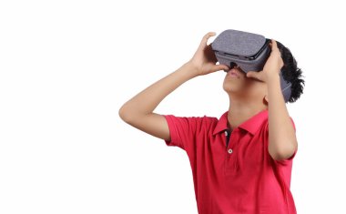 Sanal gerçeklik gözlüğü takan Hintli genç çocuk video oyunları oynuyor.