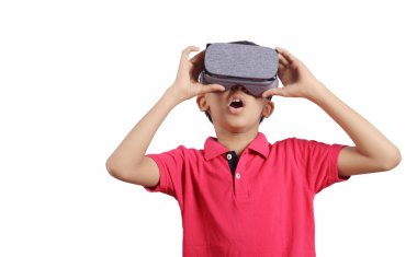 Sanal gerçeklik gözlüğü takan Hintli genç çocuk video oyunları oynuyor.