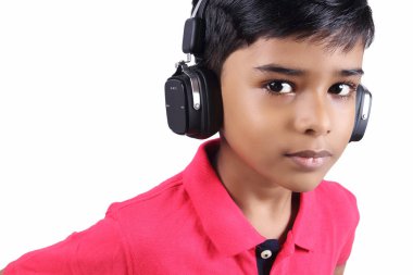 Hintli çocuk, kulaklıkla müzik dinle.