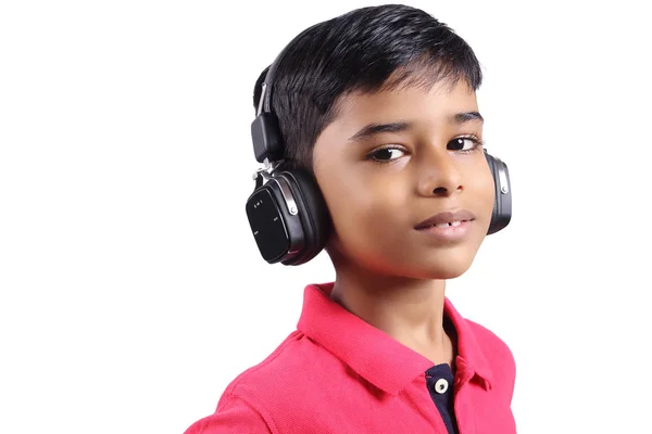 インドの少年はヘッドフォンで音楽を聴く — ストック写真