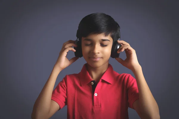 Indian Young Boy Listen Music Headphone — Stockfoto
