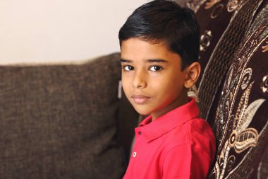Kameraya poz veren Hintli çocuğun portresi