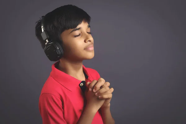 インドの少年はヘッドフォンで音楽を聴く — ストック写真