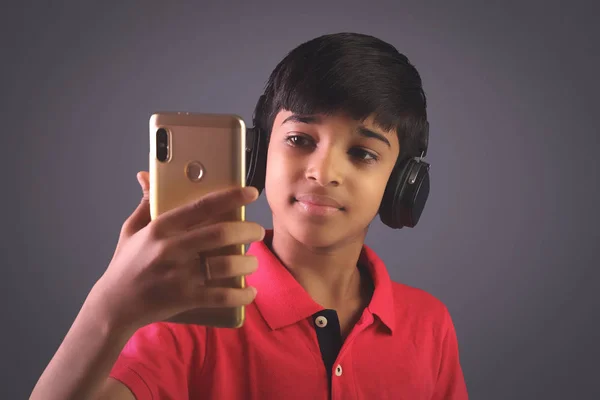 Indian Young Boy Listen Music Headphone Holding Mobilephone — Stock Photo, Image