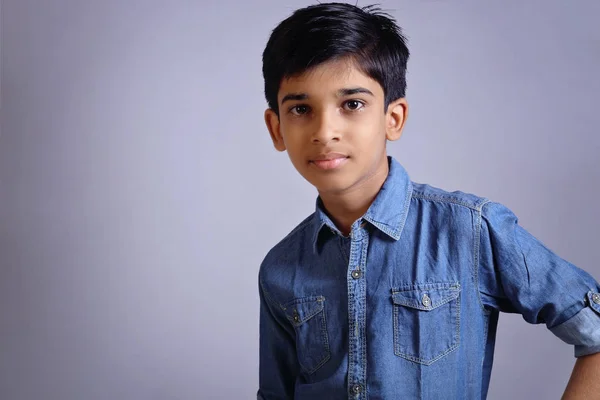 Indiase Jongen Poseren Voor Camera — Stockfoto