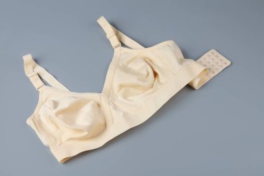 Gri arka planda Izole dantel sutyen