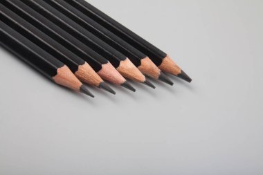 Gri arka planda siyah kalem