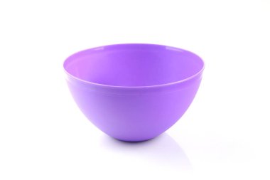 Beyaz arkaplanda izole edilmiş plastik kase