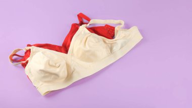 Gri arka planda Izole dantel sutyen